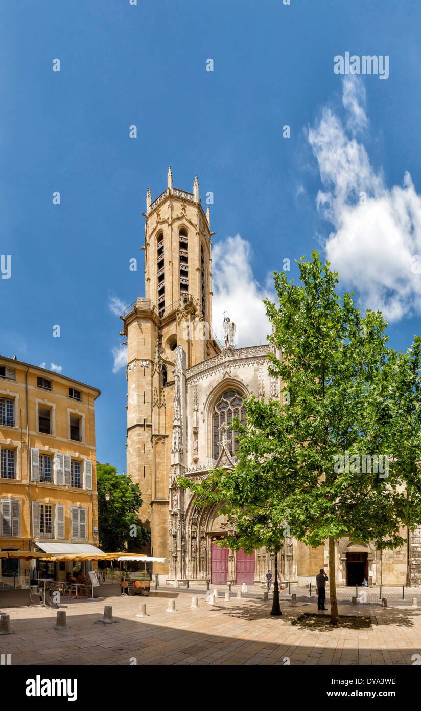 Cathedrale Sa Kathedrale Saint-Sauveur d ' Aix-En-Provence Kirche Kloster Waldholz Bäume Sommerfrischler Aix-En-Provence Bouche Stockfoto