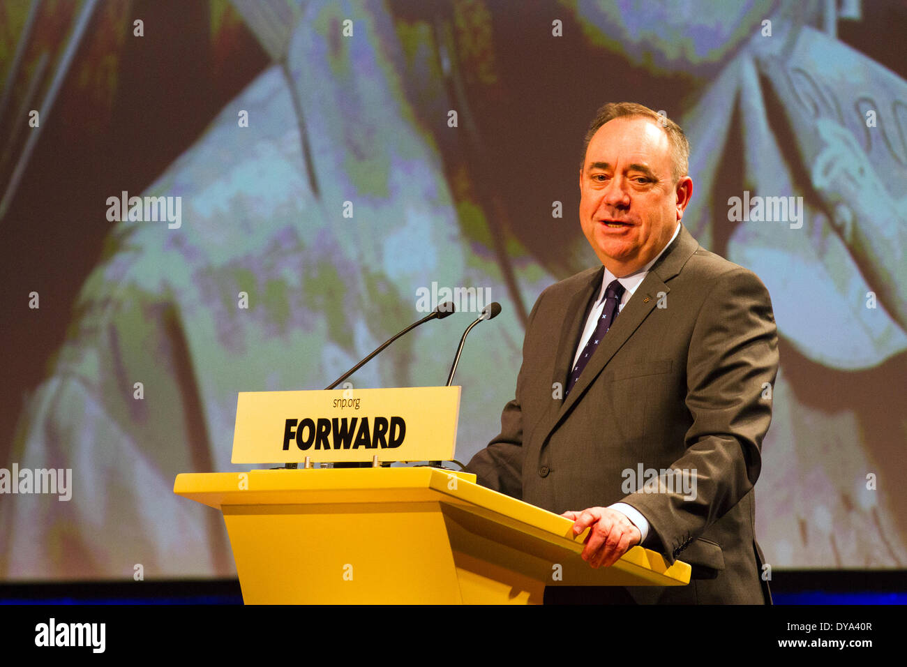 Weiter mit Alex Salmond MSP, Parteiführer bei der SNP-Frühjahrstagung im Exhibition and Conference Centre (AECC) 2014. Dies ist die letzte formelle Versammlung vor dem Referendum am 18th. September, in dem ein Ja-Votum für die Unabhängigkeit Schottlands geführt wird. Die Konferenz anlässlich des 80th. Jahrestages der Gründung der Partei folgt auf die Veröffentlichung von ‘Schottlands Zukunft, einem detaillierten Plan für eine Regierung der schottischen Nationalpartei, die mit den neuen Mächten liefern soll. Stockfoto