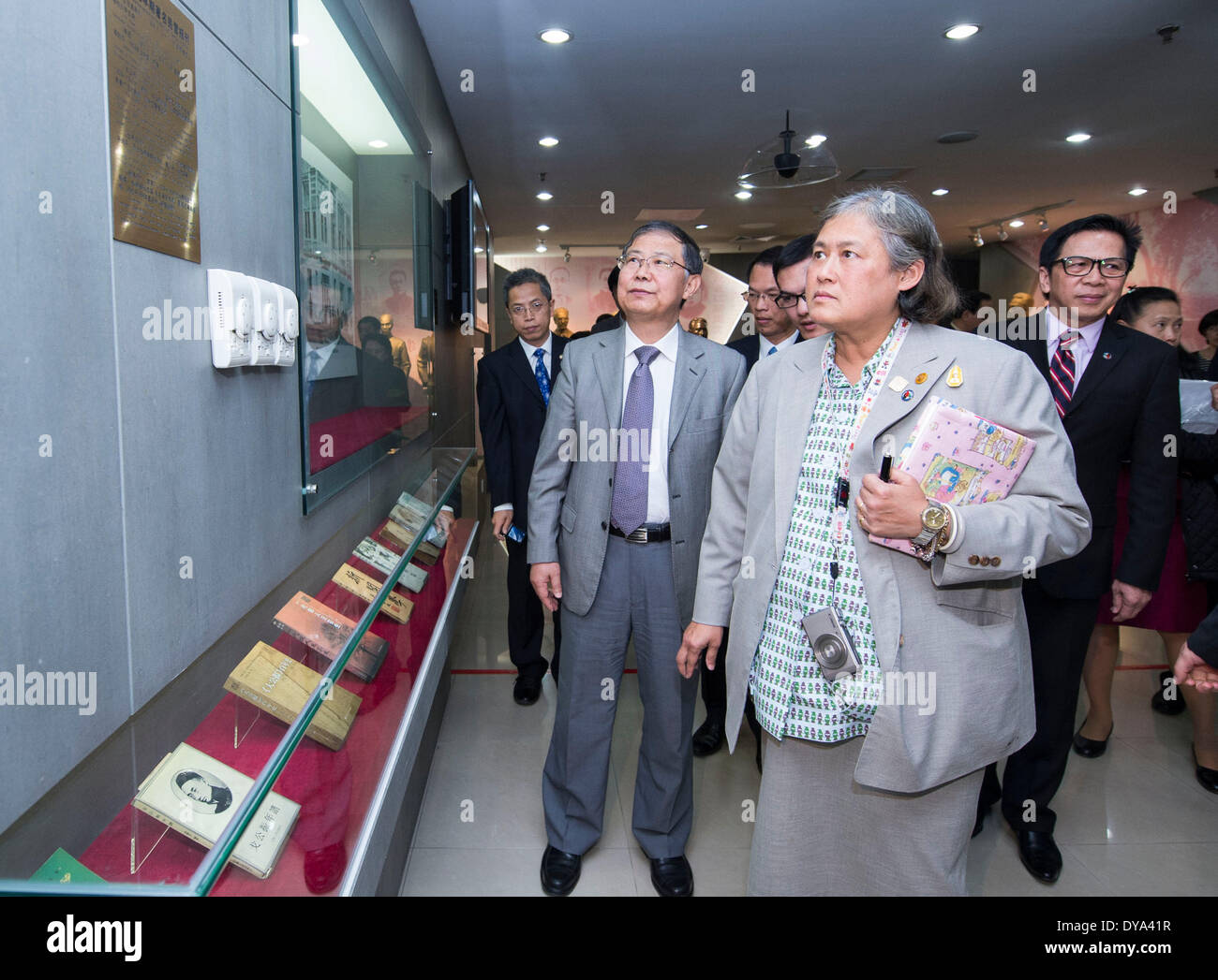 Peking, China. 11. April 2014. Thailändische Prinzessin Maha Chakri Sirindhorn (vorne) besucht der All-China Journalisten Verband (ACJA) in Peking, Hauptstadt von China, 11. April 2014. Bildnachweis: Wang Ye/Xinhua/Alamy Live-Nachrichten Stockfoto