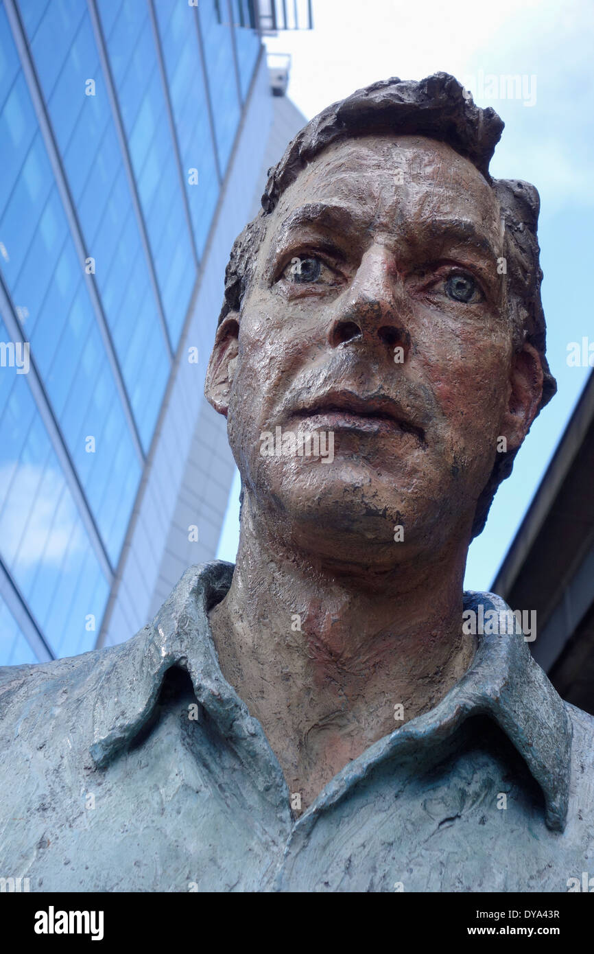 London Paddington Basin. "Walking Man", Bronzestatue des Bildhauers, Sean Henry gemalt Stockfoto
