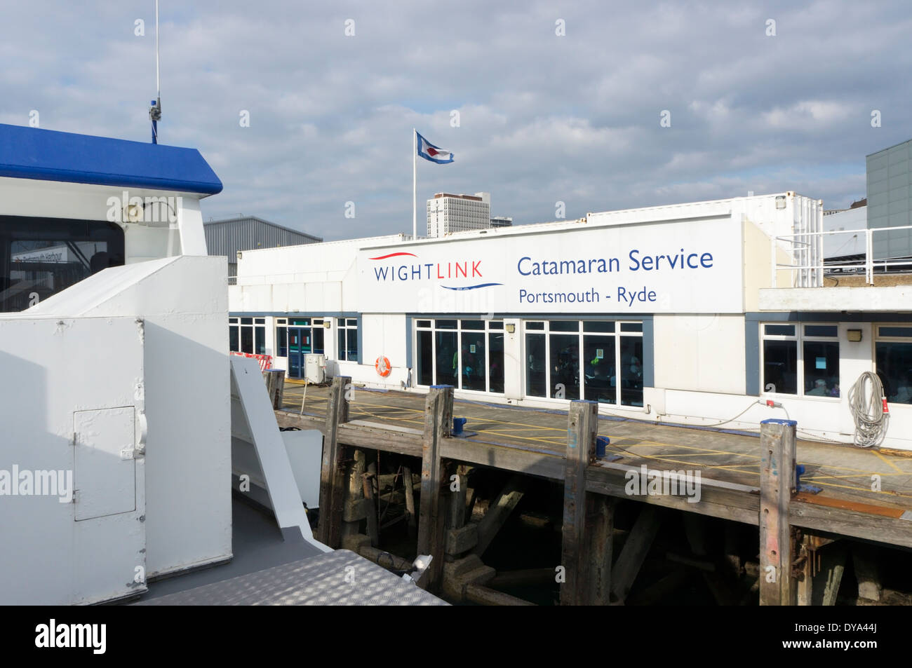Pier im Hafen von Portsmouth für Wightlink Katamaran Service zwischen Portsmouth und Ryde Stockfoto