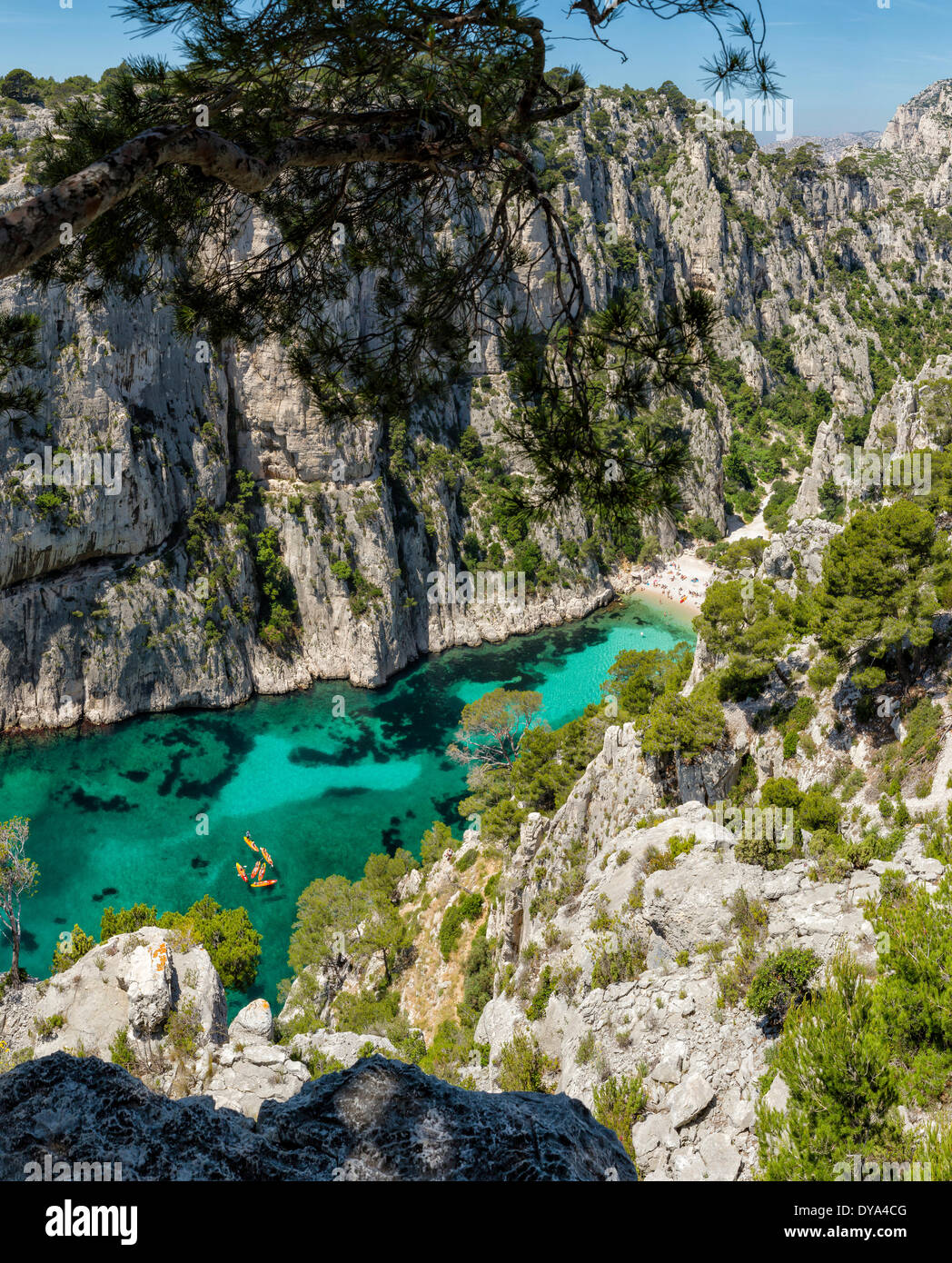 Calanque d ' en-Vau Calanque felsigen Bucht Wasser Landschaftsbäume Sommer Berge Seekajak Cassis Bouches du Rhone Frankreich Europa, Stockfoto