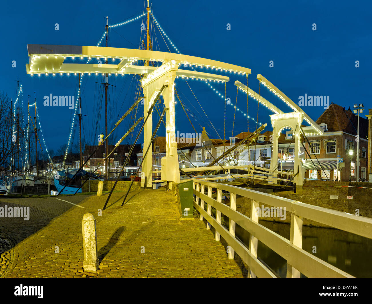 Niederlande Holland Europa Enkhuizen Noord Holland Stadt Dorf Winter Abend Nachtlicht Doppel Zugbrücke Brücke drawbridg Stockfoto