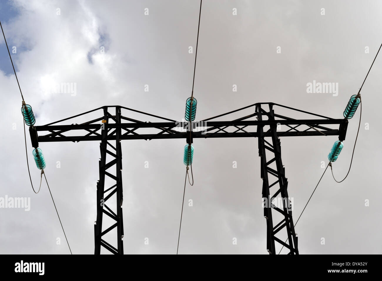 Drei Phase elektrische Hochspannungsleitungen mit Glas Isolatoren an Spitze der pylon Stockfoto