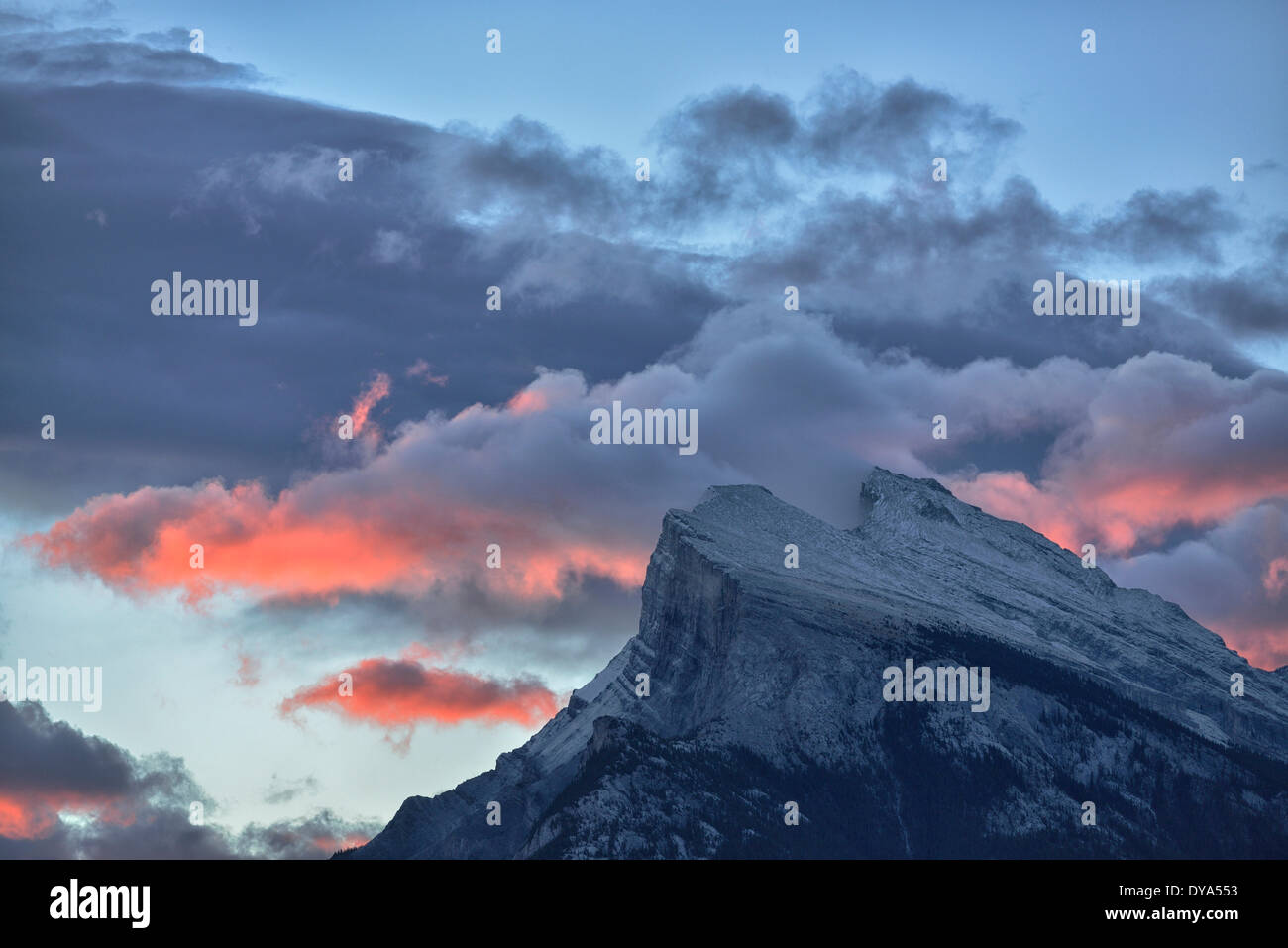 Nordamerika Kanada Alberta Banff Mount Rundle Berge Dawn Natur vertikale Rocky Mountains Nationalpark Rocky Mountains wildernes Stockfoto