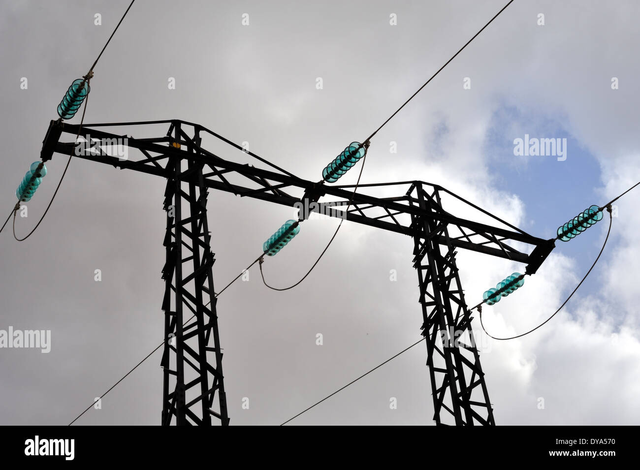 Drei Phase elektrische Hochspannungsleitungen mit Glas Isolatoren an Spitze der pylon Stockfoto