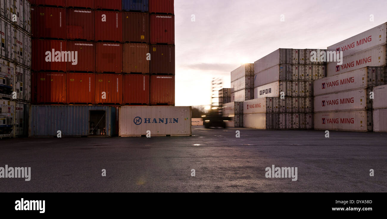 Roten und weißen Behälter mit beweglichen containerumschlag Fahrzeug Stockfoto