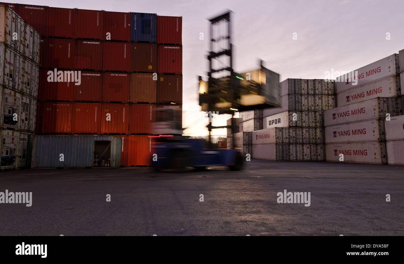 Containerumschlag Fahrzeug bewegt sich Weiß-Container im Hafen Stockfoto