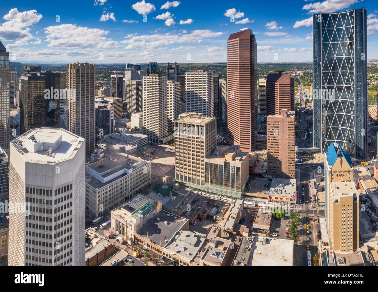 Die Innenstadt von Calgary, mit The Bow, Stadt höchste Gebäude rechts, Blick aus dem Fenster der Calgary Tower, Calgary, Alberta, Kanada Stockfoto