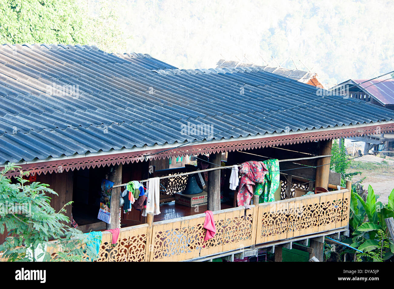 Attraktiv gemusterte Balkon in Karen Hill Tribe Dorf im Norden Thailands. Stockfoto