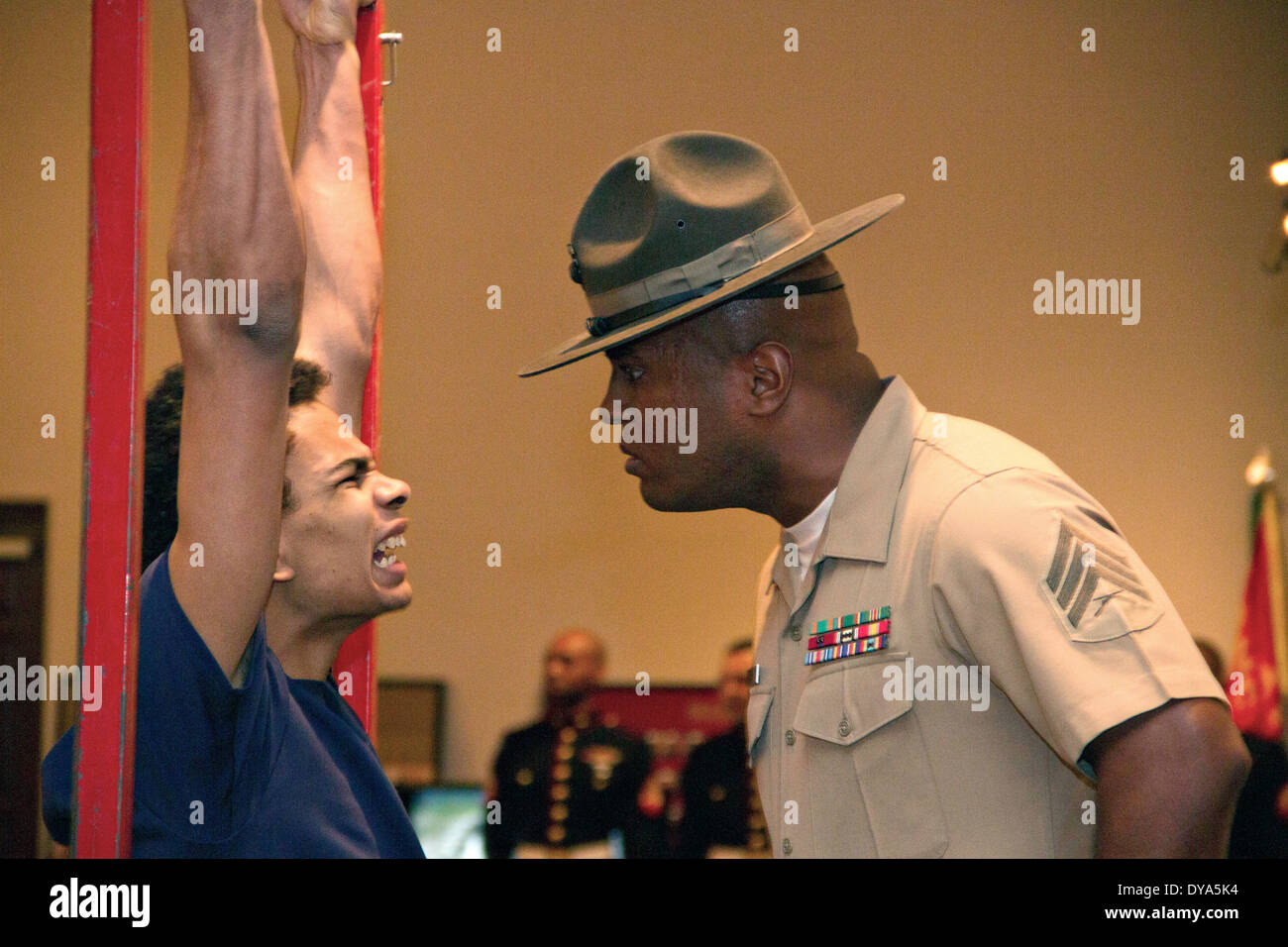 Morgan Daly, ein Marine-Poolee ist durch seine Drill Instructor motiviert, wie er Klimmzüge während einer Teilprüfung der ersten Stärke führt, wie Eltern 3. April 2014 in Milwaukee, Wisconsin beobachten. Stockfoto