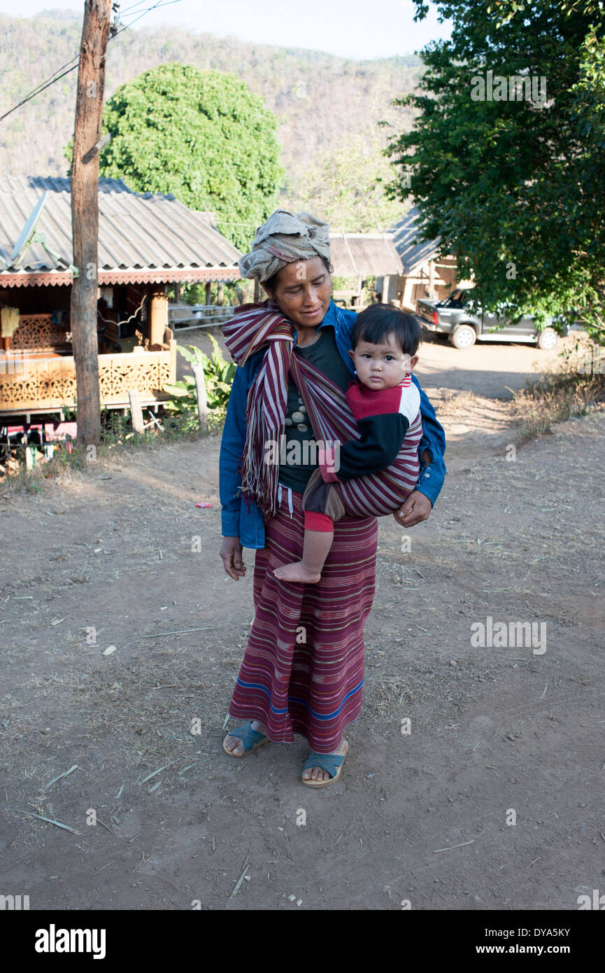 Wir sind stolz, dass die Dorfbewohner ihr Kind liebevoll anschaut. Huay Pakoot Dorf, Nord-Thailand. Stockfoto