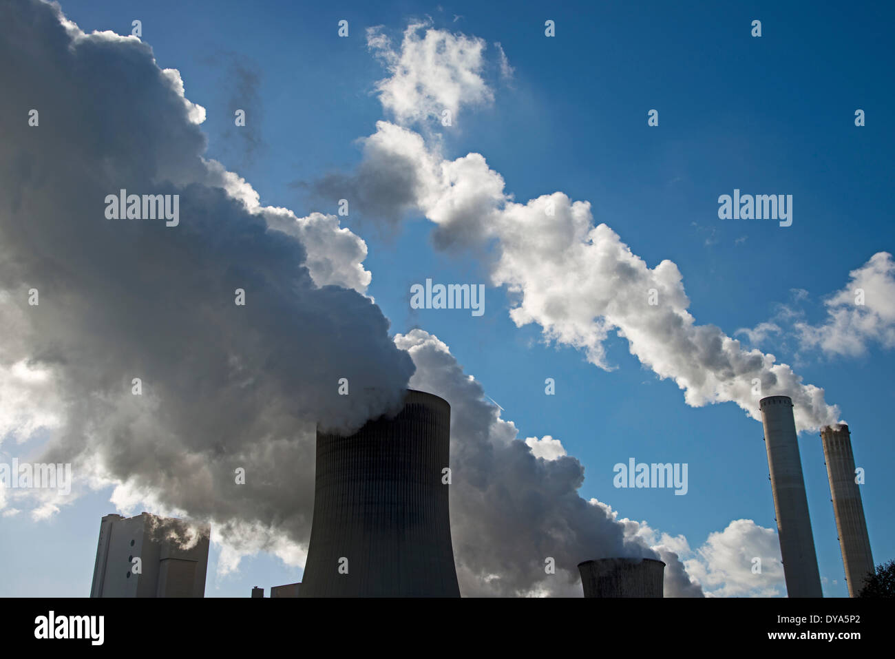 Bergheim Braunkohle Deutschland Erft Europa Kraftwerk Niederaußem Nordrhein RWE Westfalen Schornstein Rauch Abgase um- Stockfoto