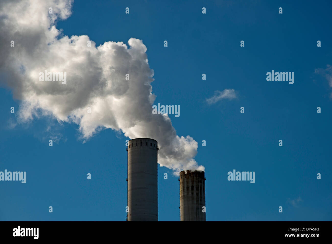 Bergheim Braunkohle Deutschland Erft Europa Kraftwerk Niederaußem Nordrhein RWE Westfalen Schornstein Rauch Abgase um- Stockfoto