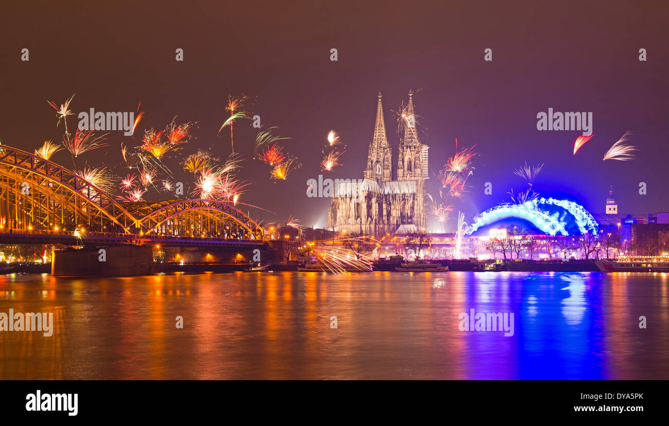 Deutschland Domkuppel Europa Hohenzollernbrücke Köln musical Dome Nordrhein Rheinland Rhein Ufer Silvester Feuerwerk, Stockfoto