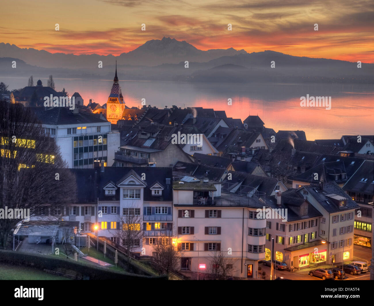 Schweiz, Europa, Zug, Abend, Alpen, Old Town, Auto, Automobil, Beleuchtung, Dächer, Fenster, Pilatus, Zug, Zuger See, See, Stockfoto