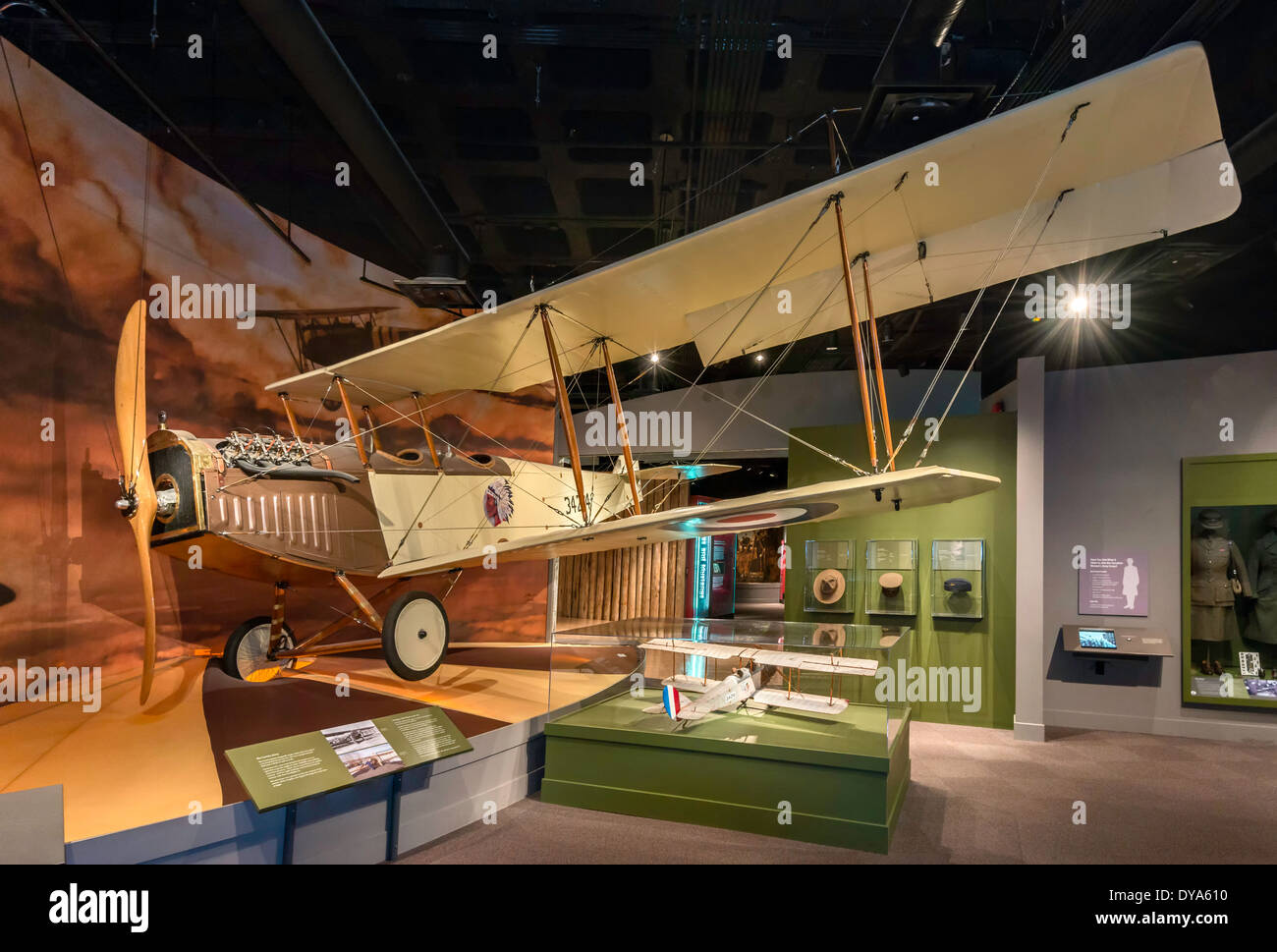 Curtiss Jenny JN4-D Flugzeug Replik im Glenbow Museum in Calgary, Alberta, Kanada Stockfoto