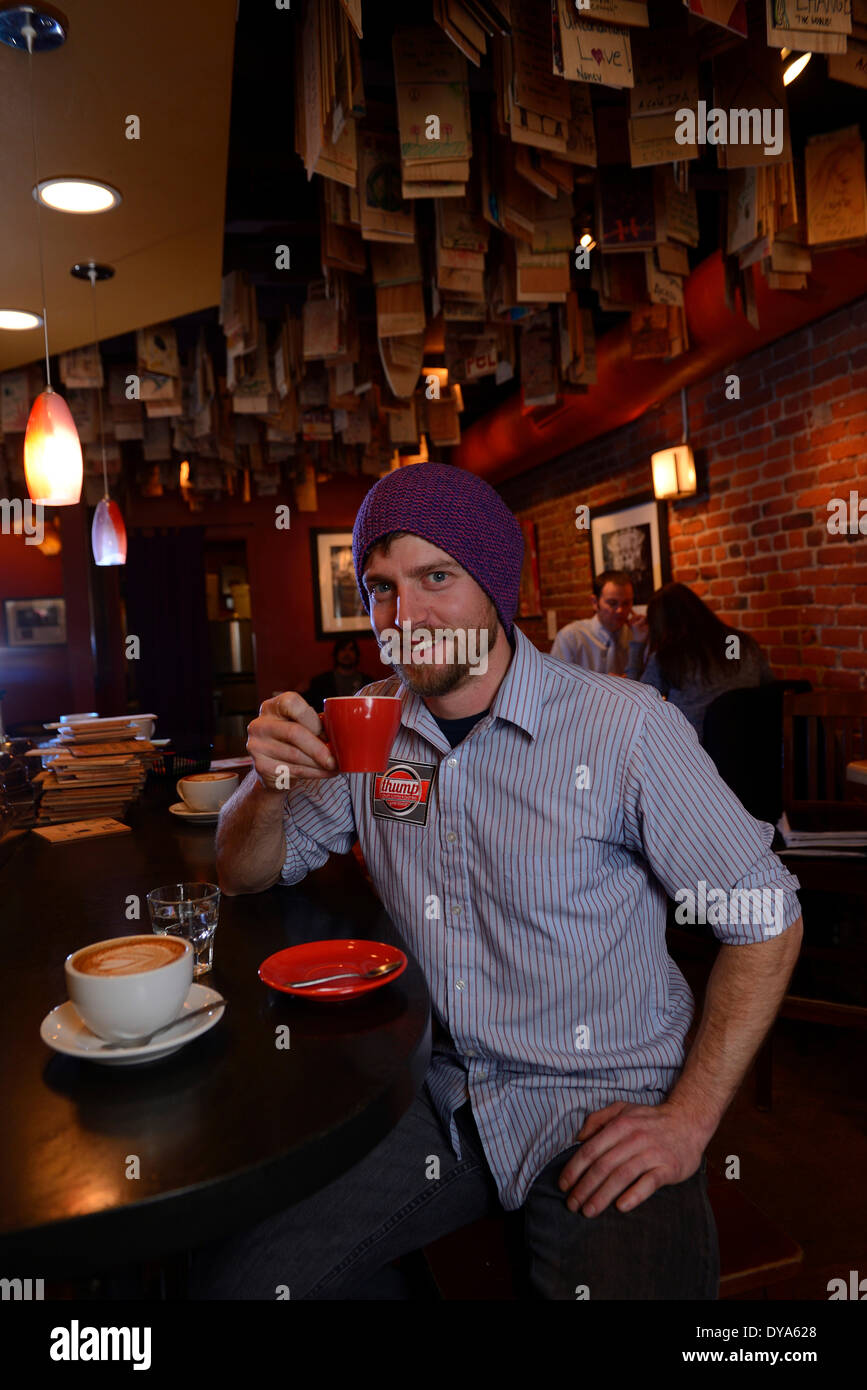 USA, Amerika, Vereinigte Staaten, Oregon, Thump, Kaffee, Kaffee, Barista, Mann, Coffee-Shop Stockfoto