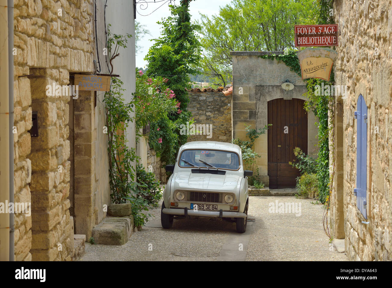 Europa, Frankreich, Provence, Vaucluse, Venasque, Straße, Dorf, Stein, Gebäude, Straße, Stadt, Auto, Renault, Französisch Stockfoto