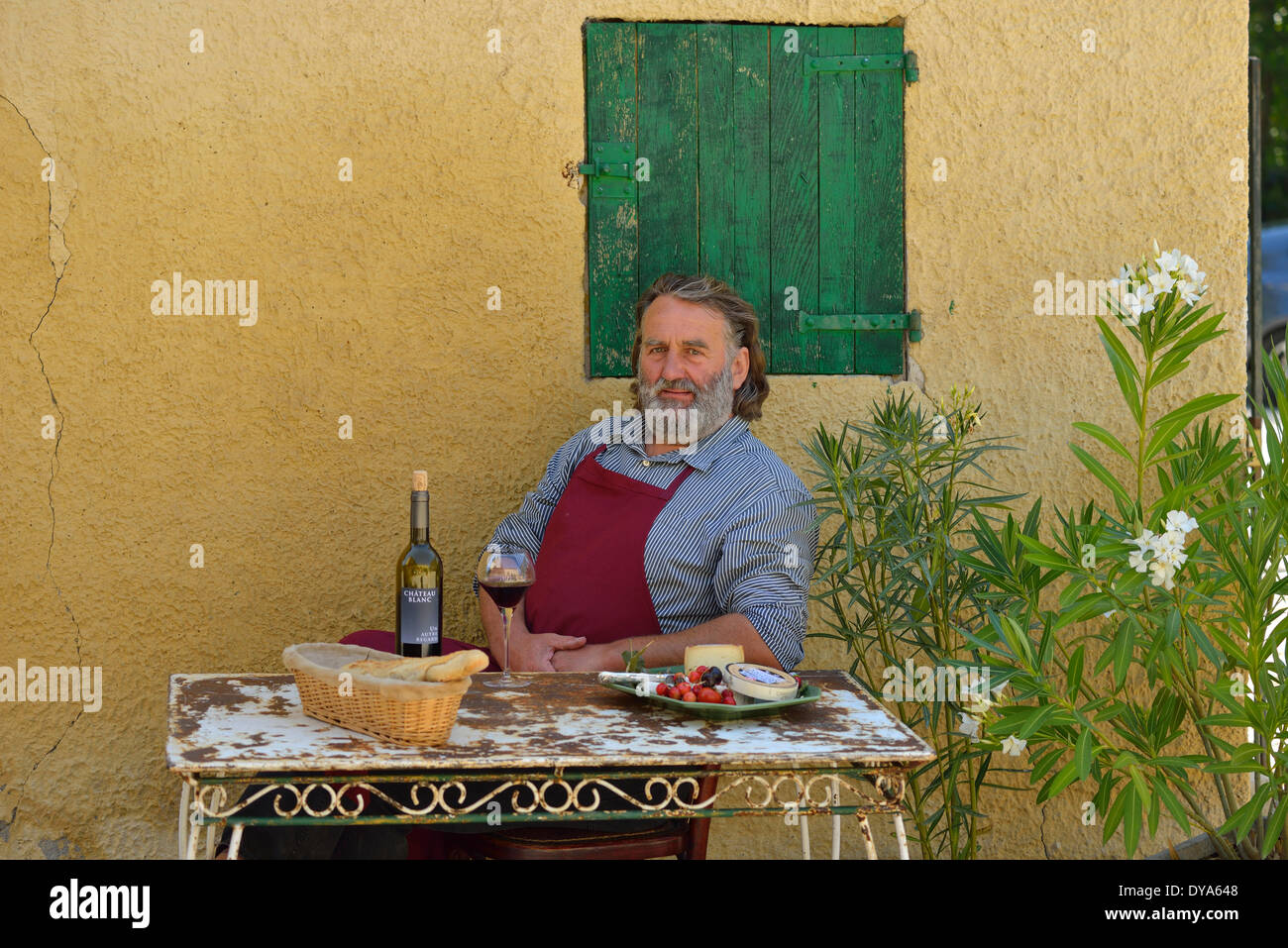 Europa, Frankreich, Provence, Mann, sitzen, französische, Tisch, Wein, St. Saturnin Les Apt, fünfzig Stockfoto