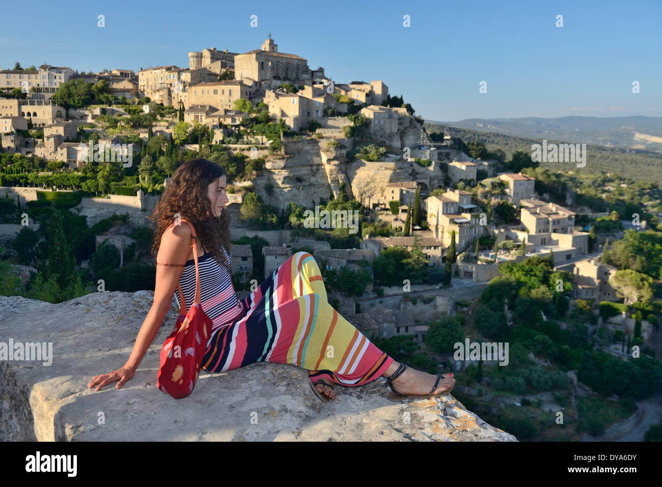 Europa, Frankreich, Provence, Vaucluse, Gordes, Stadt, Frau, Mädchen, freigegeben, sitzen, entspannen Stockfoto