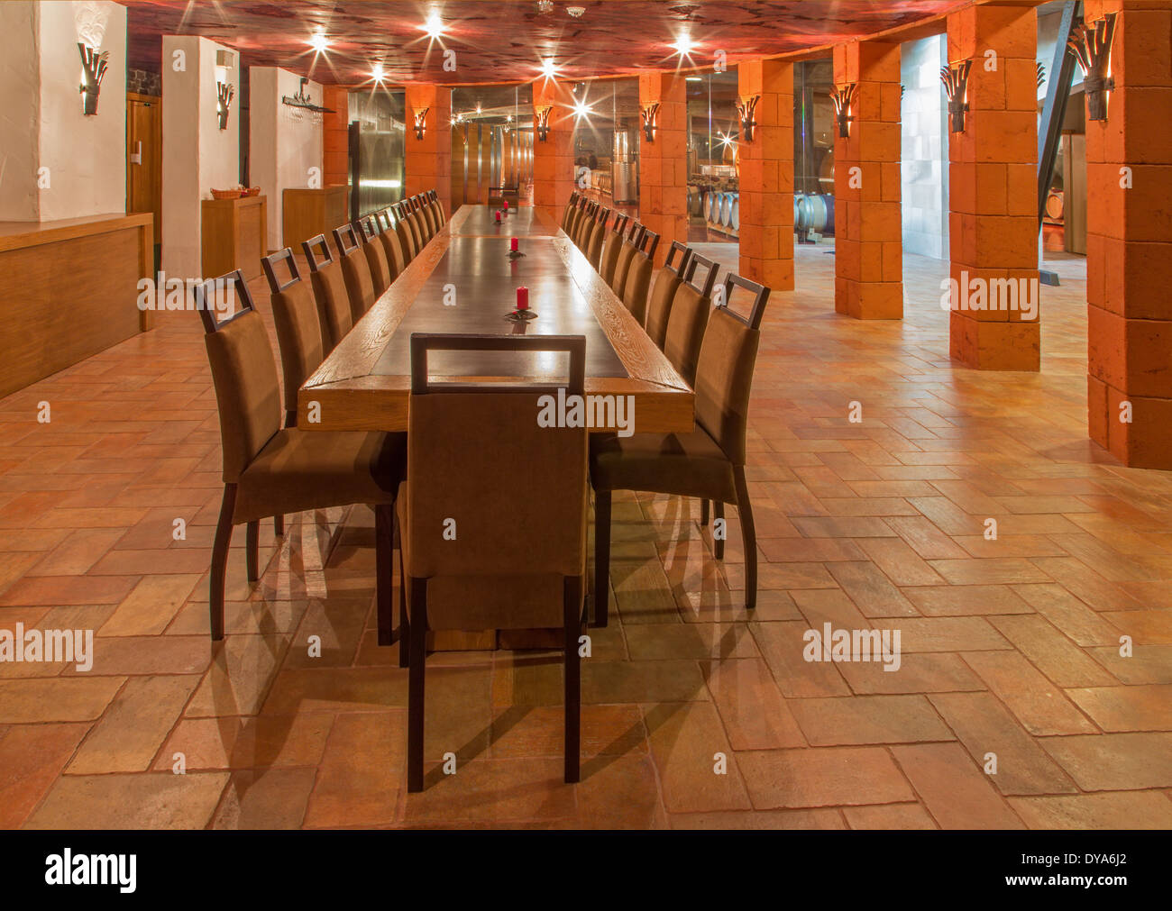 Der Wein Herstellung von großen slowakischen Hersteller "Mrva und Stanko" Indoor. Modernes Zimmer mit Weinprobe. Stockfoto