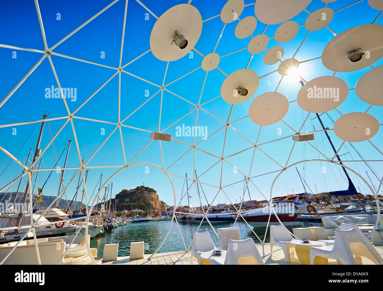 Geometrische Struktur in eine schwimmende Bar. Denia. Alicante. Spanien Stockfoto