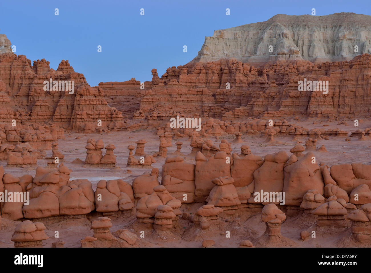 USA Amerika Vereinigte Staaten Utah Colorado Plateau südlichen Goblin Valley State Park Hoodoo San Rafael Reef Felsen aus Sandstein butte Stockfoto