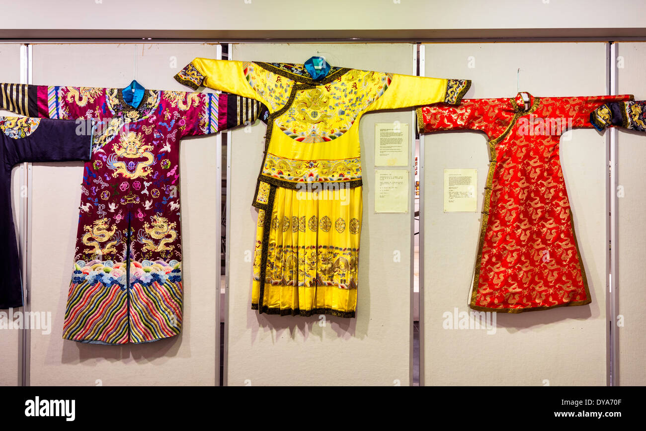 Roben der Kaiser der Qing-Dynastie im chinesischen Artefakten ausgestellt im chinesischen Kulturzentrum Calgary in Calgary, Alberta Stockfoto