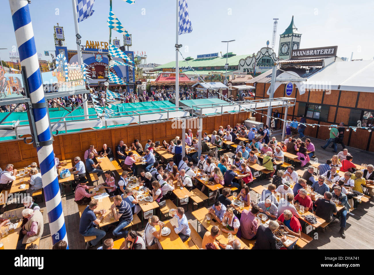 Deutschland, Bayern, München, Oktoberfest, Hofbräuhaus Biergarten Leute trinken Stockfoto