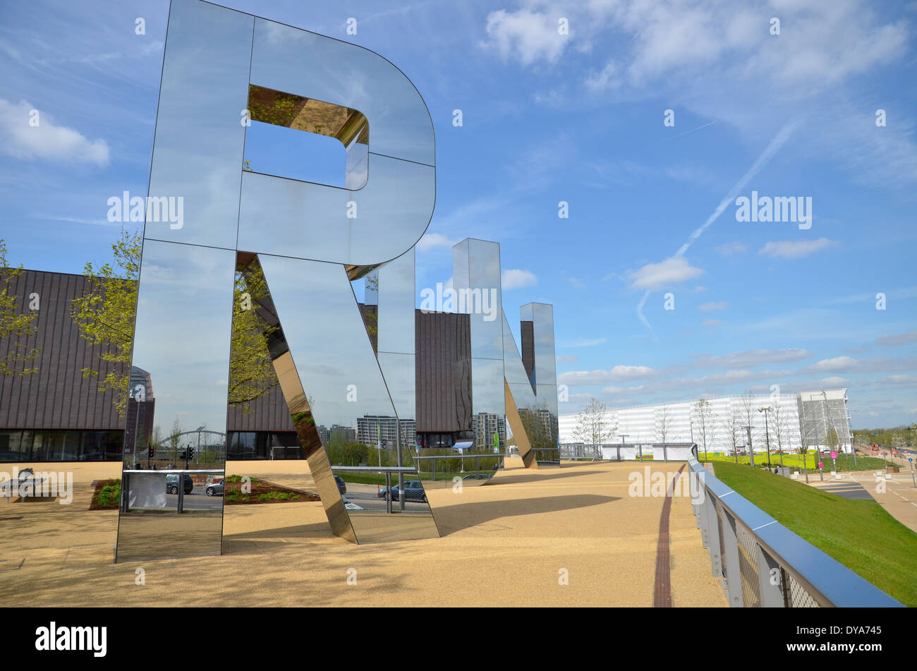 Gespiegelte Buchstaben laufen in der Copper Box-Arena in der Queen Elizabeth Olympic Park, Stratford, London. Stockfoto