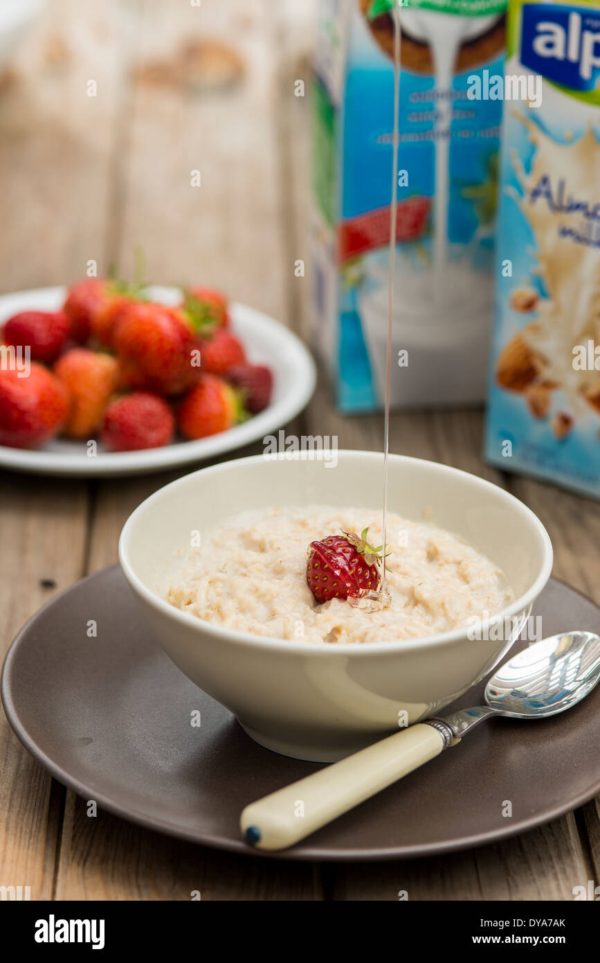Laktose frei Porridge mit Erdbeeren, Honig, Mandel-Milch, Sojamilch, Reismilch Stockfoto