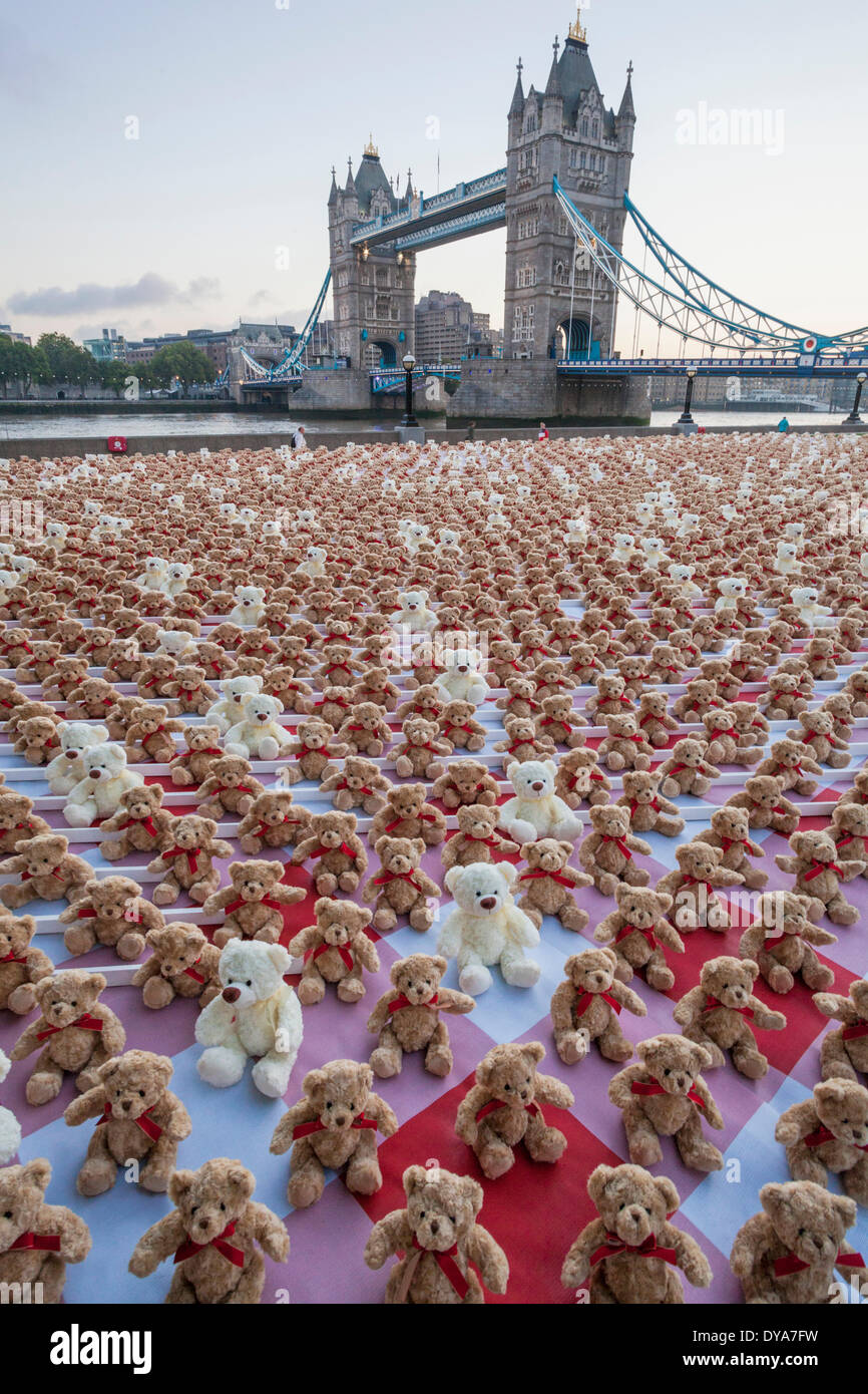 England, London, Southwark, Themse, Anzeige von Teddybären mit Tower Bridge im Hintergrund Stockfoto