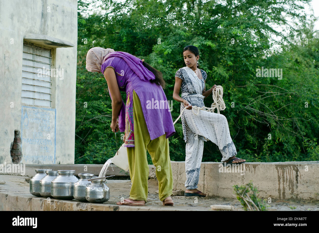 Frauen, die Wasser aus dem Brunnen, Kutch, Indien Stockfoto