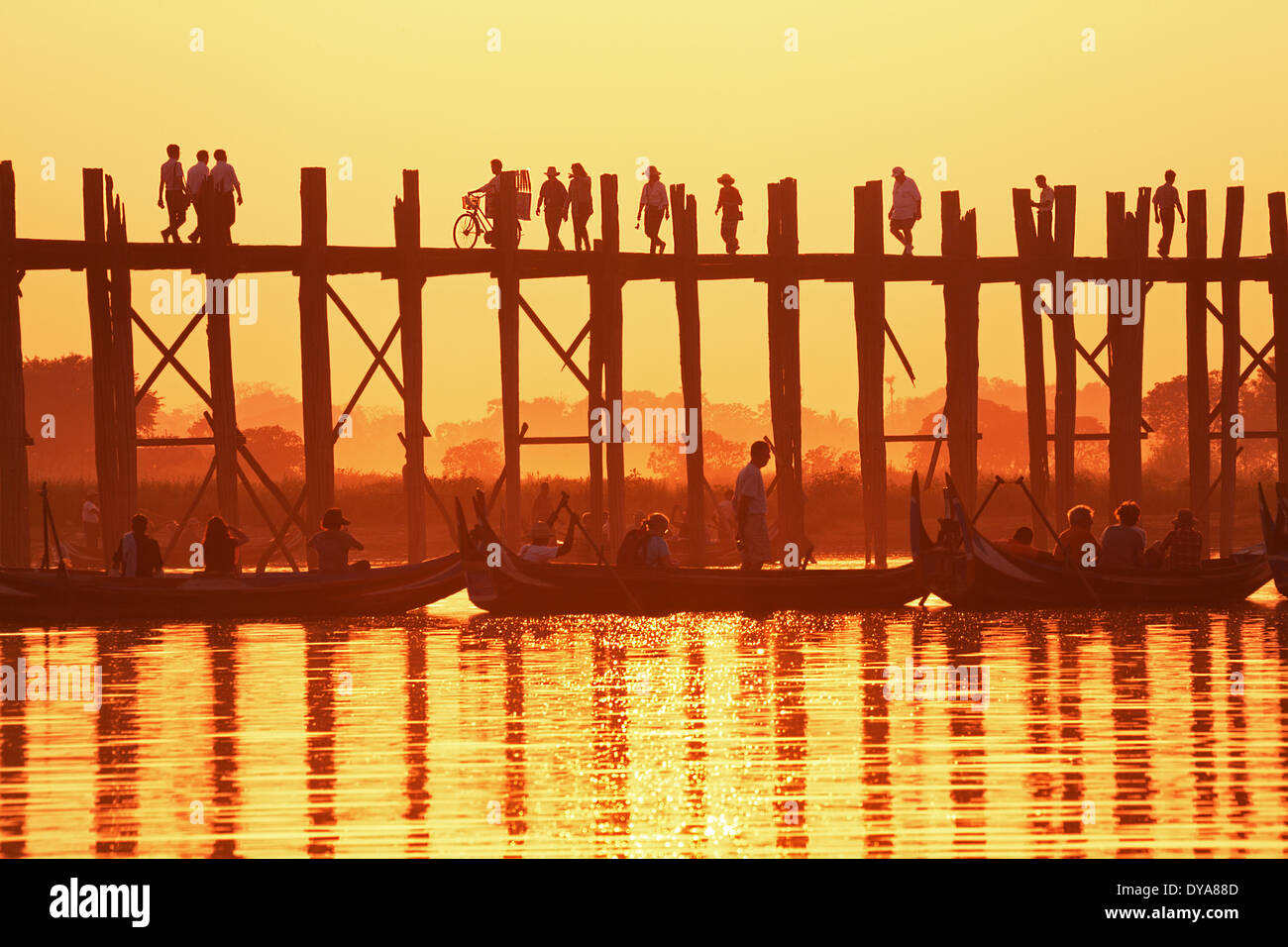 U Bein Brücke bei Sonnenuntergang. Amarapura, Myanmar. Stockfoto