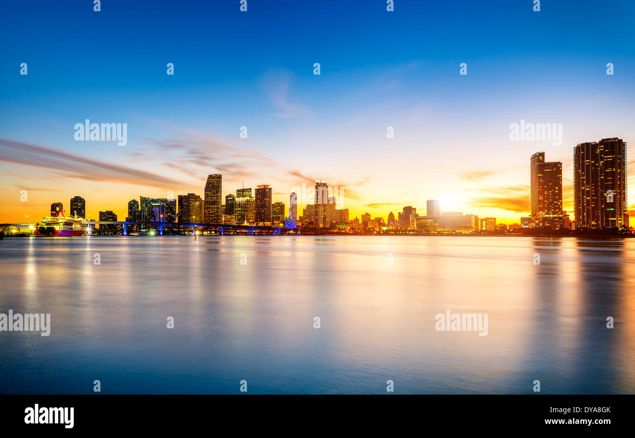 Miami City Skyline Panorama in der Abenddämmerung mit städtischen Hochhäusern über Meer mit Reflexion Stockfoto