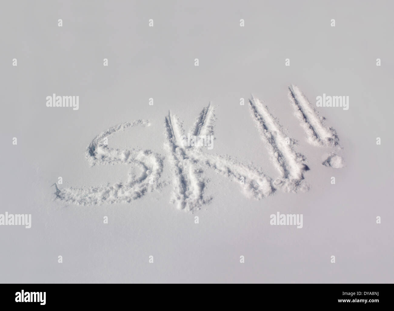 Das Wort "SKI" in einem unmarkierten Bank Schnee geschrieben Stockfoto