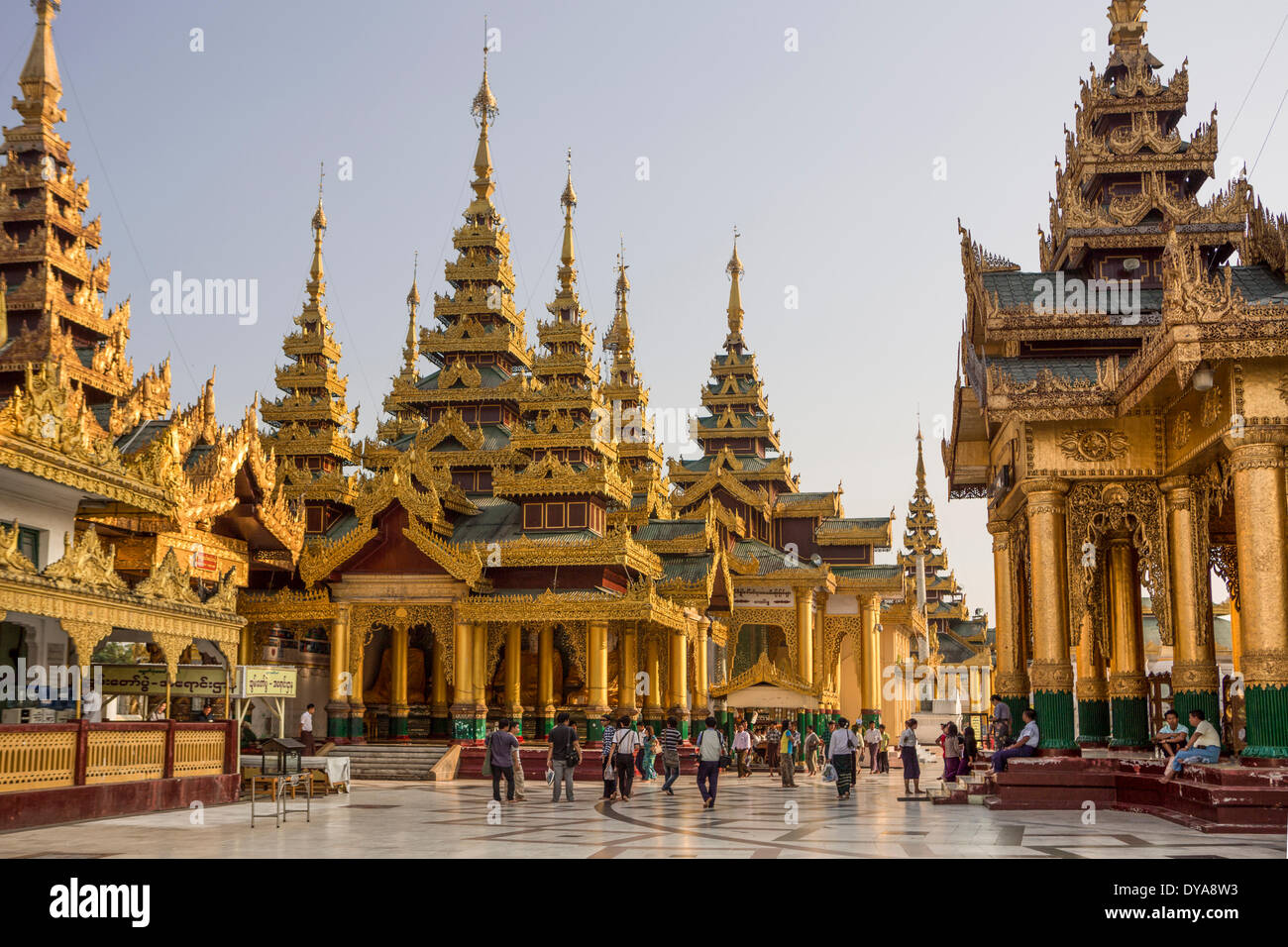 Myanmar Burma Asien Shwedagon Yangon Rangun Architektur Buddha Buddhismus sauber bunte Pagode golden beten Religion tou Stockfoto