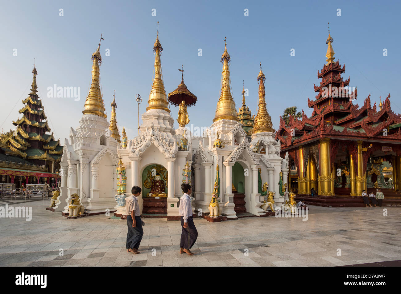 Myanmar Burma Asien Shwedagon Yangon Rangun Architektur Buddha Buddhismus sauber bunte Goldene Pagode friedlichen beten rel Stockfoto