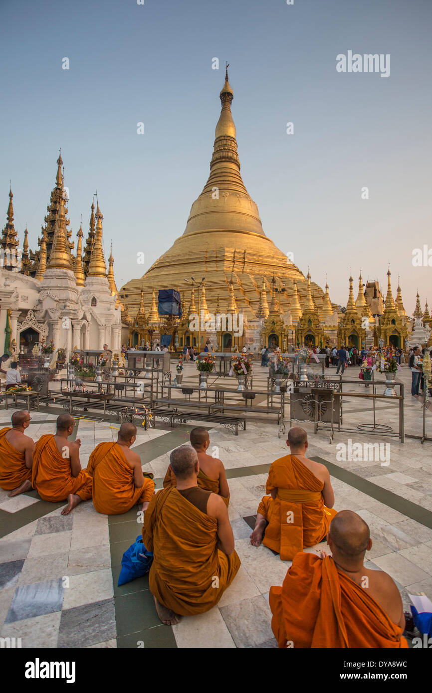 Myanmar Burma Asien Shwedagon Yangon Rangun Architektur Buddha Buddhismus sauber bunte Mönche Goldene Pagode friedliche prayi Stockfoto