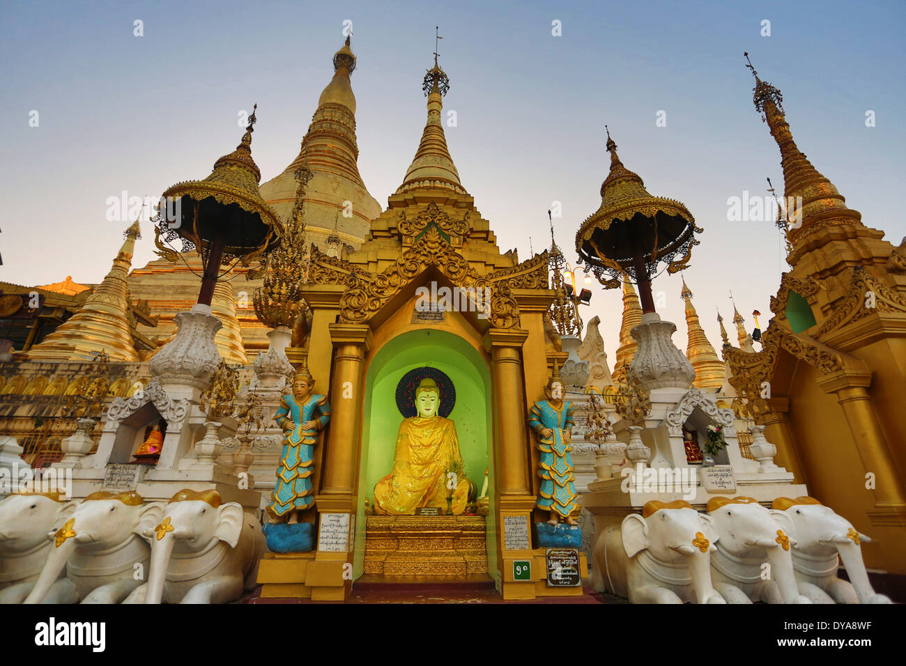 Myanmar Burma Asien Shwedagon Yangon Rangun Architektur Buddha Buddhismus sauber bunte Goldene Pagode Religion Skyline tem Stockfoto