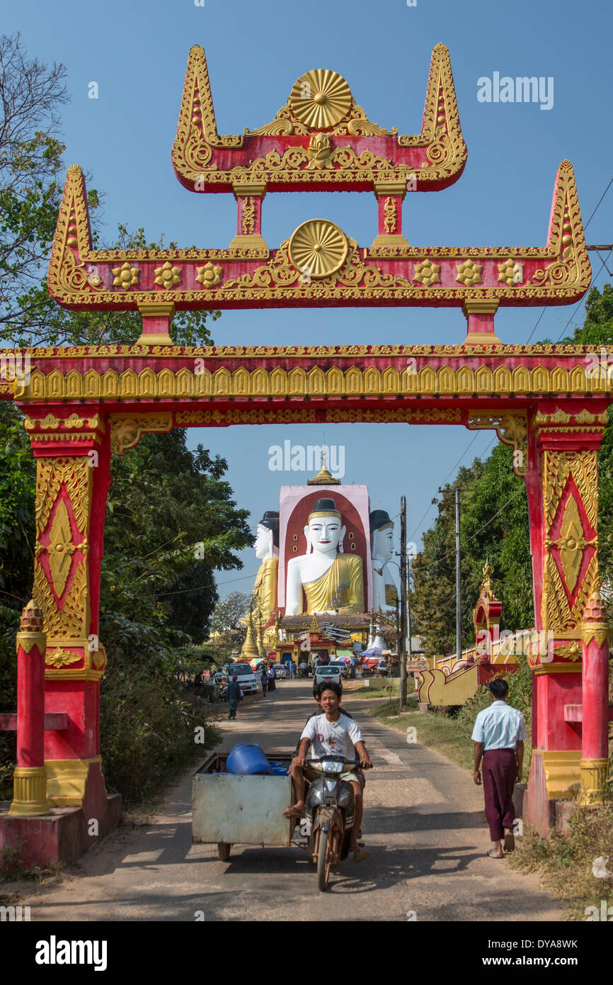 Myanmar Burma Asien Pegu Architektur Buddha Buddhismus bunte Tor Goldene Pagode rote Religion Straße Tourismus touristische trav Stockfoto