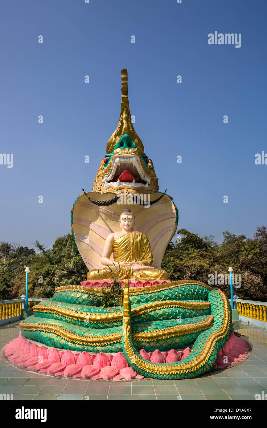 Myanmar Burma Asien Pegu Architektur Buddha Buddhismus Cobra bunte Farben exotische Religion Schlange Tourismus touristische Reisen Stockfoto