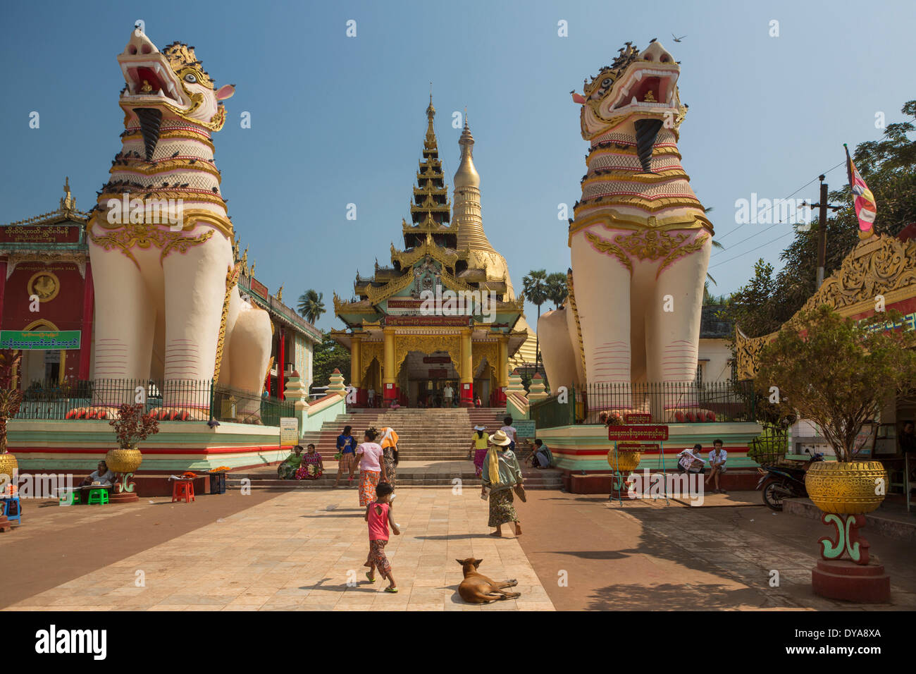 Myanmar Burma Asien Pegu Architektur Buddha Buddhismus Eingang bunte exotische Pagode goldenen Menschen Religion Städtetourismus, Stockfoto