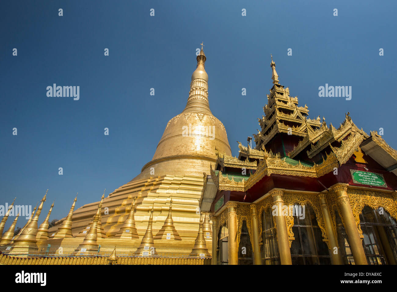 Myanmar Burma Asien Pegu Architektur Buddha Buddhismus Eingang bunte exotische Pagode goldenen Menschen Religion Städtetourismus, Stockfoto