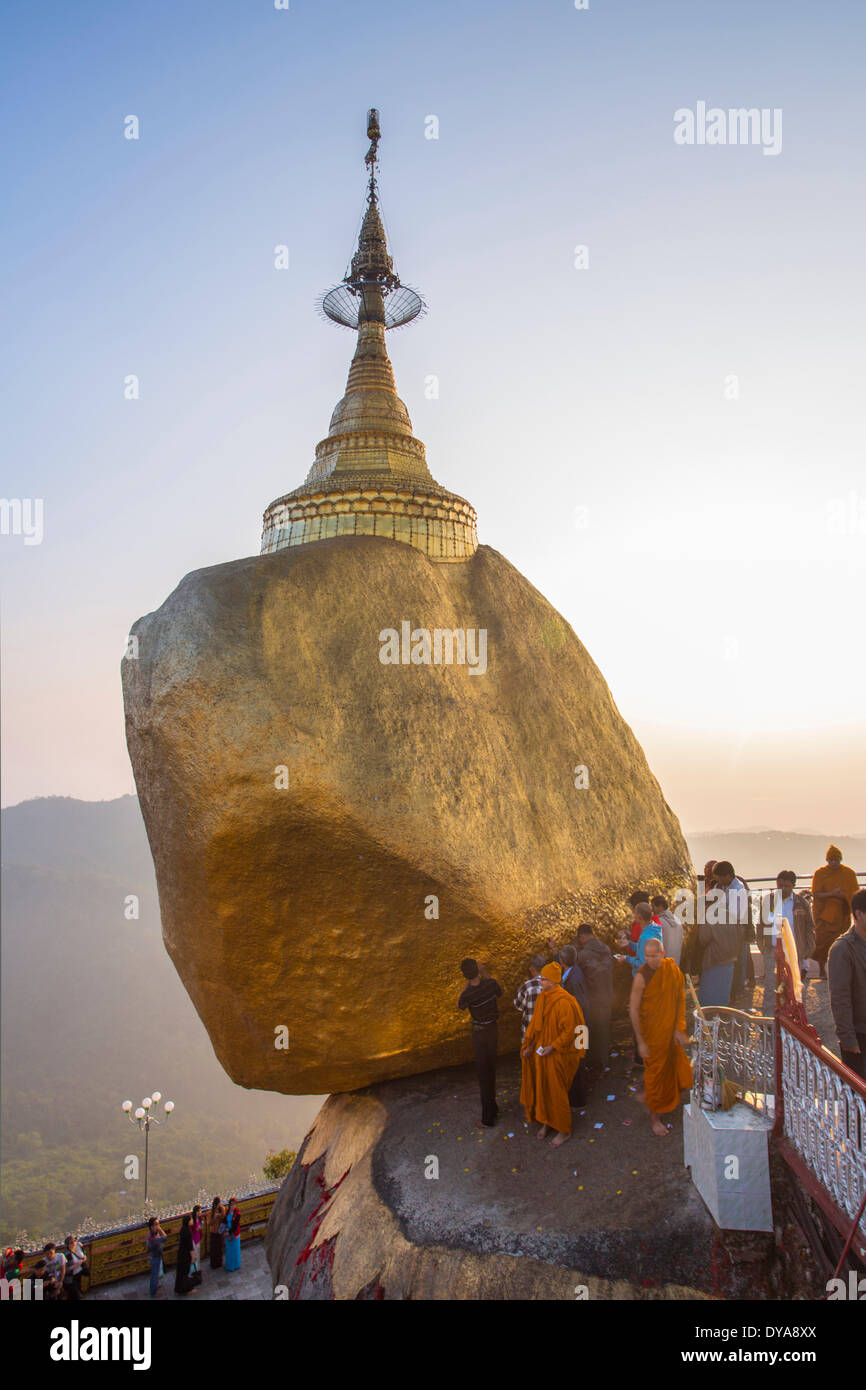 Kyaiktiyo Rock Golden Rock Kyaikto Mo Myanmar Burma Asien ausgeglichen Buddha Buddhismus berühmte gold golden Volksreligion symb Stockfoto