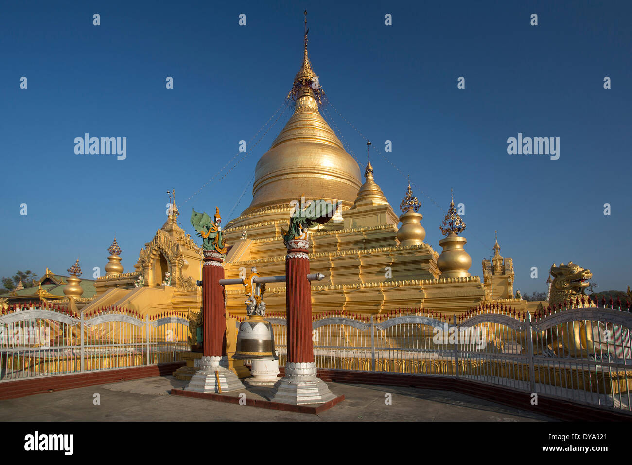 Mandalay Myanmar Sutaungpyei Burma Asien Architektur Buddha Buddhismus bunte Pagode golden beten touristische Reisen Stockfoto