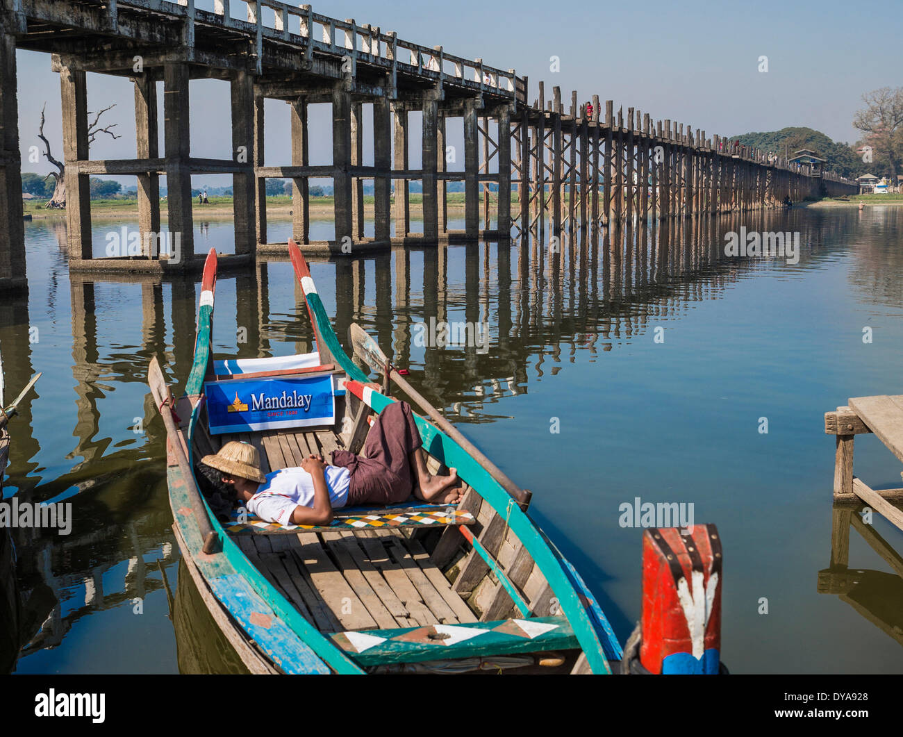 Amarapura Mandalay Myanmar Burma Asien Thaungthaman Boot Brücke See längste Reflexion Fluss Siesta Skyline schlafen Teka, Stockfoto