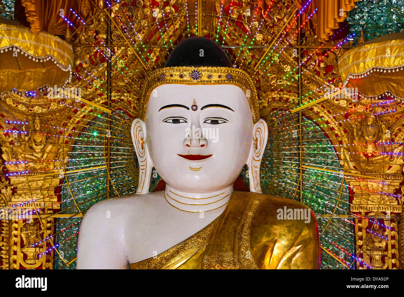 Mandalay Myanmar Burma Asien Sagaing U Ponya Shi Buddha Buddhismus bunte Farben stehen Goldene Pagode Religion Reisen Stockfoto