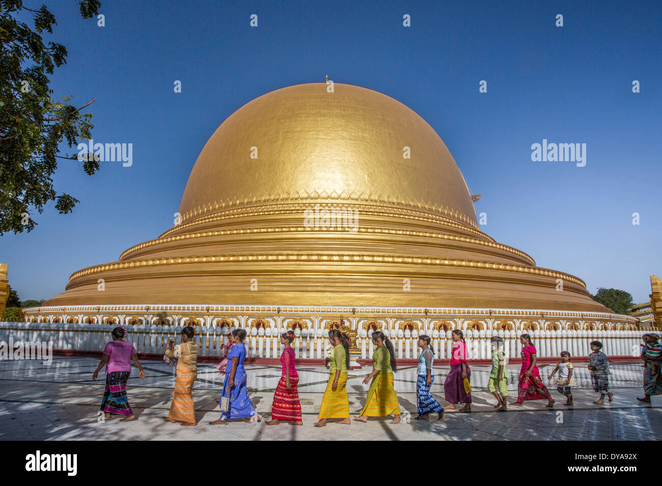 Mandalay Myanmar Burma Asien Sagaing Kaung Hmu Taw Architektur Zeremonie Stadt bunte Farben berühmte Goldene Pagode golden, Stockfoto
